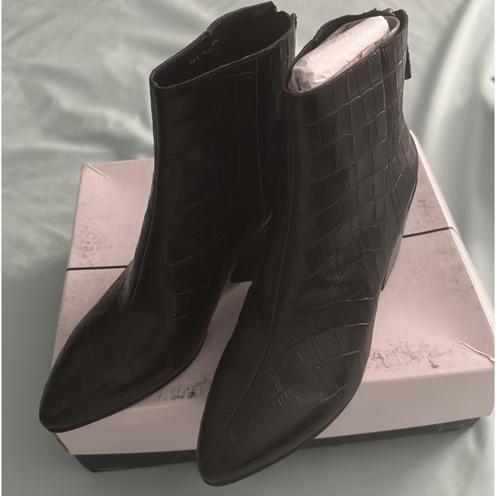 Women’s Boots - Picture 2 of 3